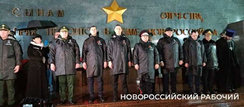 В Новороссийске на Площади Героев проходит церемония зажжения факелов от Вечного Огня