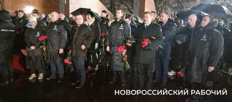 В Новороссийске на Площади Героев проходит церемония зажжения факелов от Вечного Огня