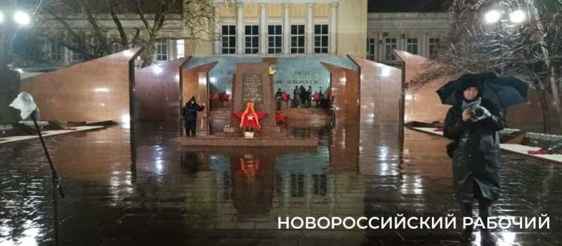 В Новороссийске на Площади Героев проходит церемония зажжения факелов от Вечного Огня