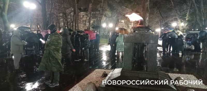 В Новороссийске на Площади Героев проходит церемония зажжения факелов от Вечного Огня
