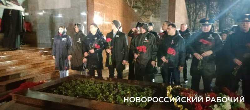В Новороссийске на Площади Героев проходит церемония зажжения факелов от Вечного Огня