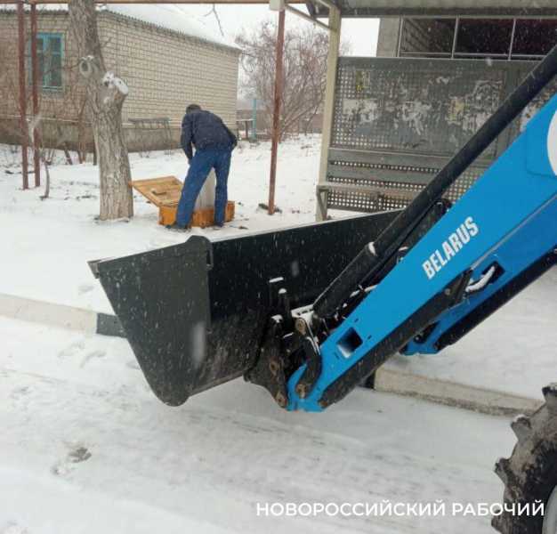 В Новороссийске не успевают отсыпать скользкие дороги