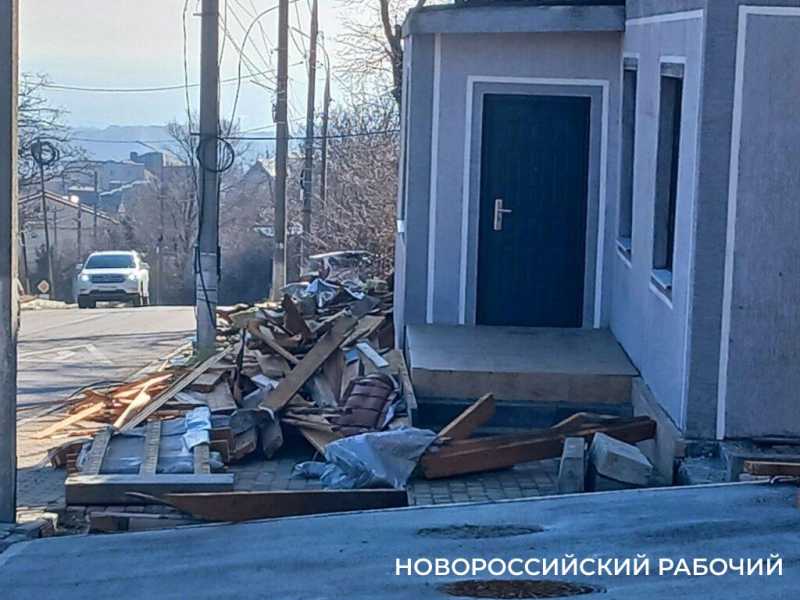 В Новороссийске освободили дорогу от обломков крыши, снесенной норд-остом