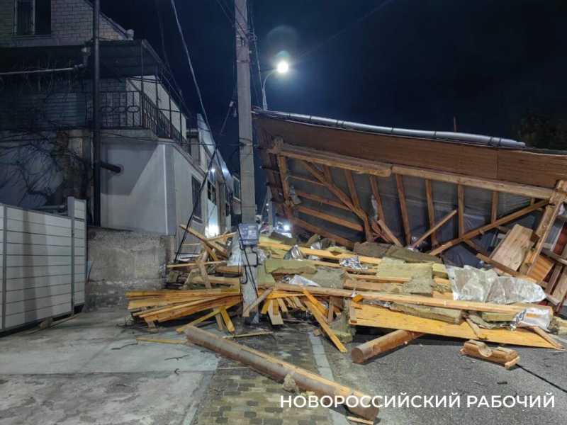 В Новороссийске освободили дорогу от обломков крыши, снесенной норд-остом