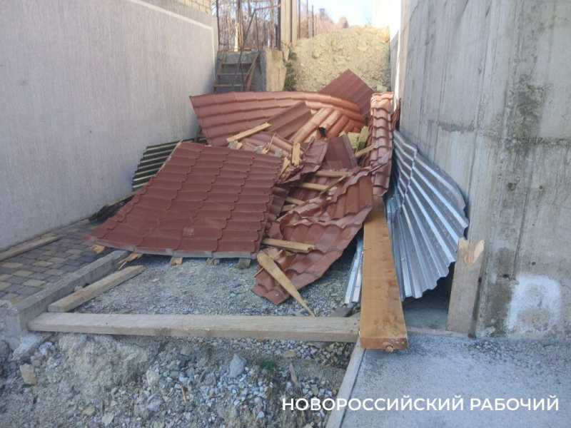 В Новороссийске освободили дорогу от обломков крыши, снесенной норд-остом