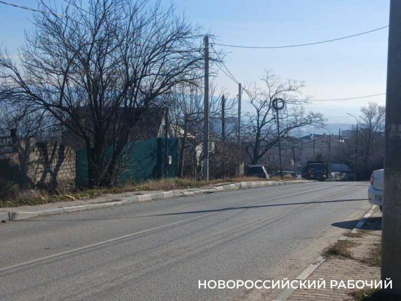 В Новороссийске освободили дорогу от обломков крыши, снесенной норд-остом