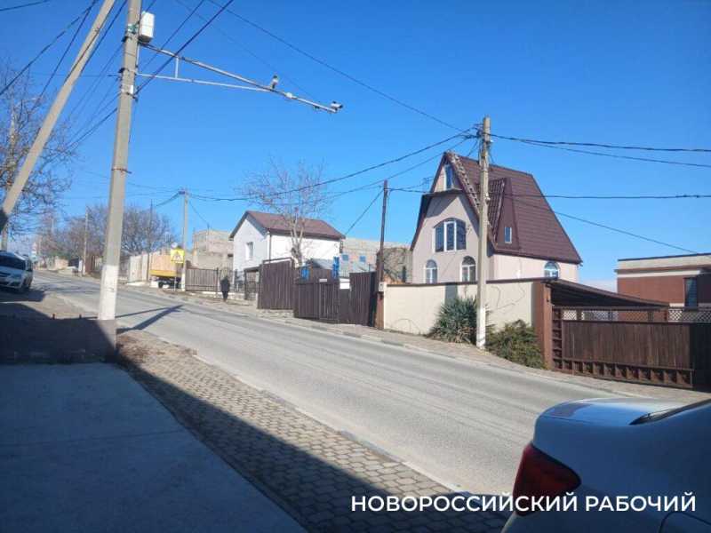 В Новороссийске освободили дорогу от обломков крыши, снесенной норд-остом