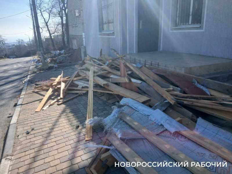 В Новороссийске освободили дорогу от обломков крыши, снесенной норд-остом