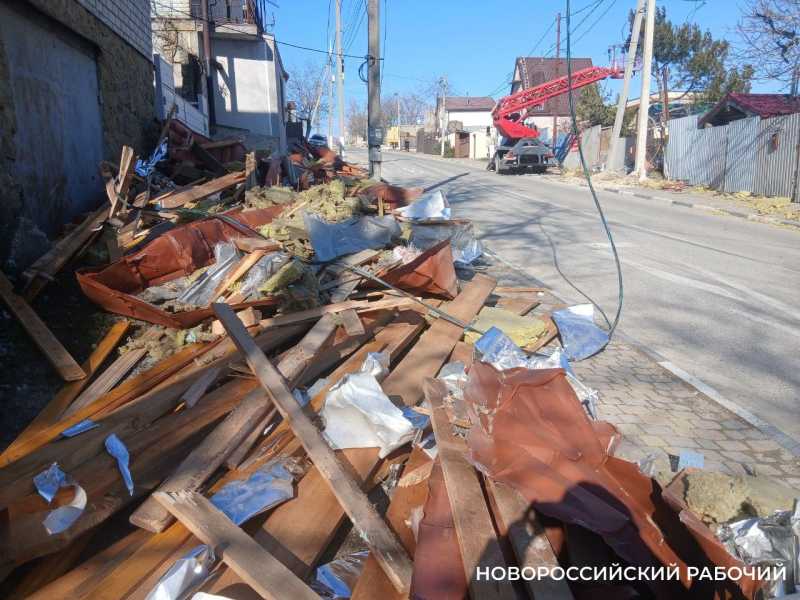 В Новороссийске освободили дорогу от обломков крыши, снесенной норд-остом