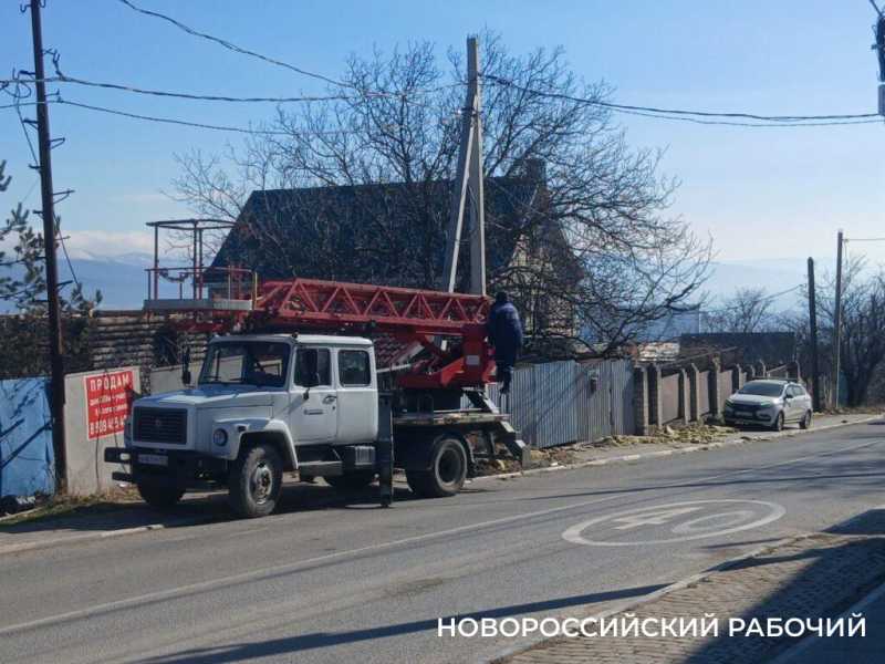 В Новороссийске освободили дорогу от обломков крыши, снесенной норд-остом