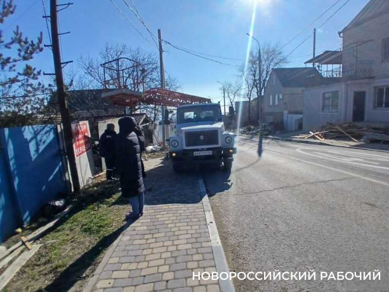 В Новороссийске освободили дорогу от обломков крыши, снесенной норд-остом