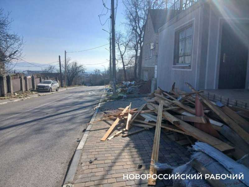 В Новороссийске освободили дорогу от обломков крыши, снесенной норд-остом