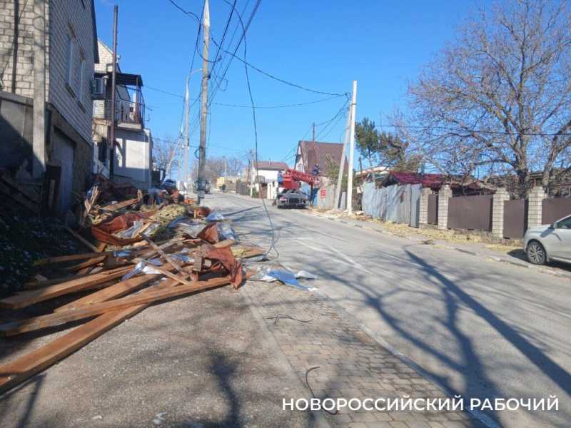 В Новороссийске освободили дорогу от обломков крыши, снесенной норд-остом