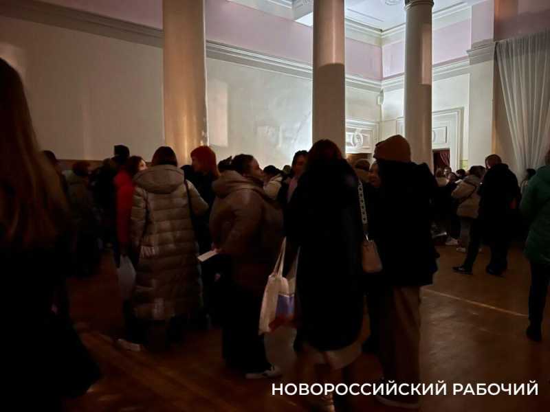 В Новороссийске перед концертом знаменитой группы «DS-crew» отключили свет