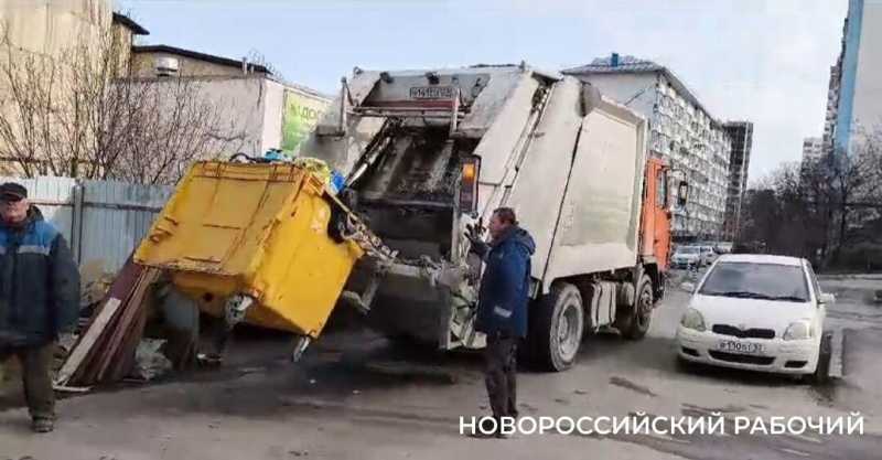 В Новороссийске пластик из желтых контейнеров выбрасывают в общую кучу?