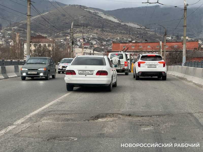 В Новороссийске появятся новые маршруты общественного транспорта, 12 автобусов и десятки улиц без ям
