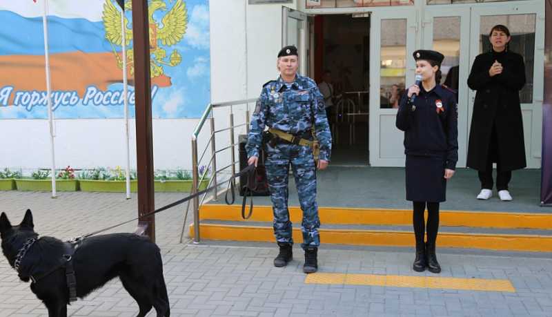 В Новороссийске полицейские и общественники провели патриотическое мероприятие для учащихся профильных классов