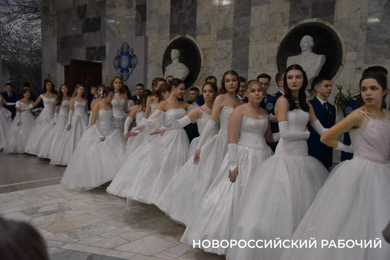 В Новороссийске прошел традиционный Сретенский бал!