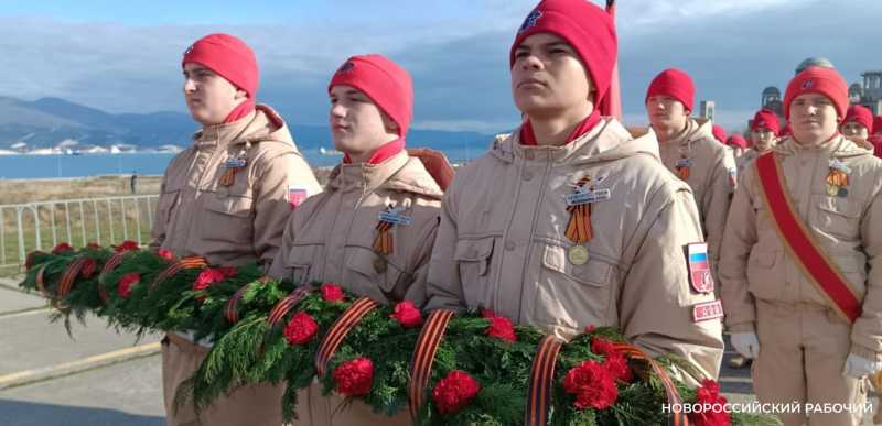 В Новороссийске прозвучал &laquo;Выстрел Памяти&raquo; и началась акция &laquo;Белые чайки&raquo;