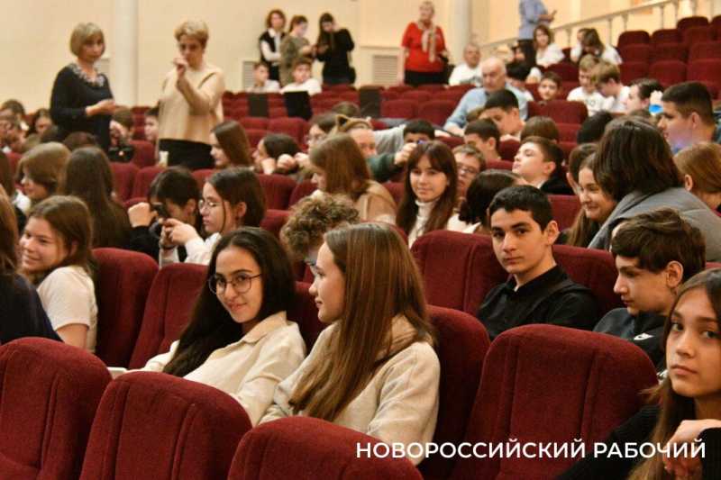 В Новороссийске со спектакля «Легендарный десант» люди выходят со слезами