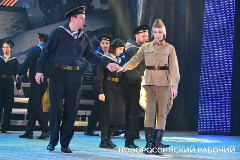 В Новороссийске со спектакля «Легендарный десант» люди выходят со слезами