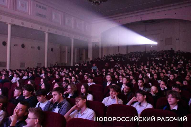 В Новороссийске со спектакля «Легендарный десант» люди выходят со слезами