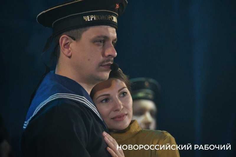 В Новороссийске со спектакля «Легендарный десант» люди выходят со слезами