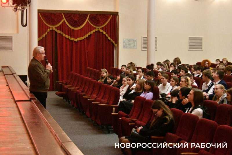 В Новороссийске со спектакля «Легендарный десант» люди выходят со слезами
