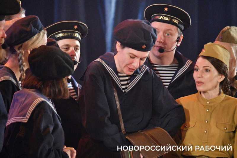 В Новороссийске со спектакля «Легендарный десант» люди выходят со слезами
