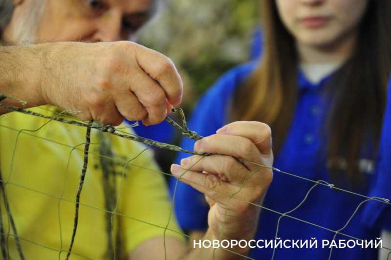 В Новороссийске технику плетения маскировочных сетей для СВО освоили студенты