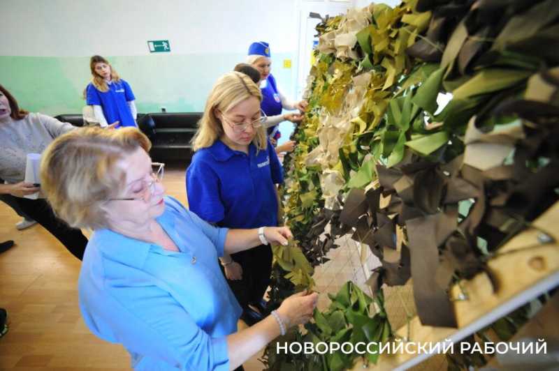 В Новороссийске технику плетения маскировочных сетей для СВО освоили студенты