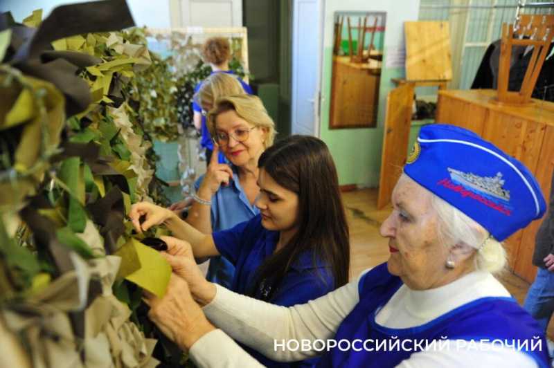 В Новороссийске технику плетения маскировочных сетей для СВО освоили студенты