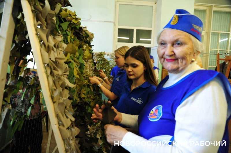 В Новороссийске технику плетения маскировочных сетей для СВО освоили студенты
