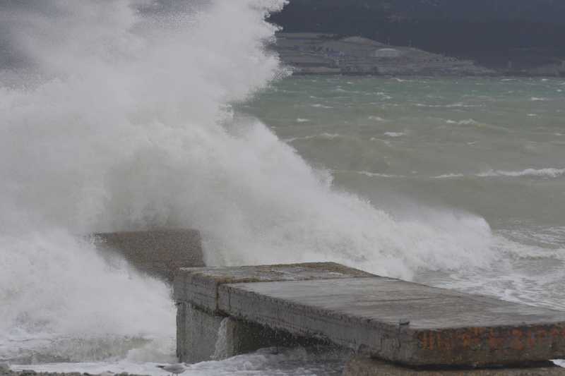 В Новороссийске включат сирены при усилении ветра