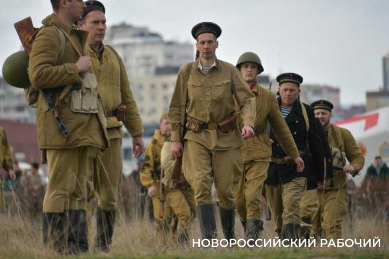 В Новороссийске во время акции «Белые чайки» прошла реконструкция событий Великой Отечественной войны