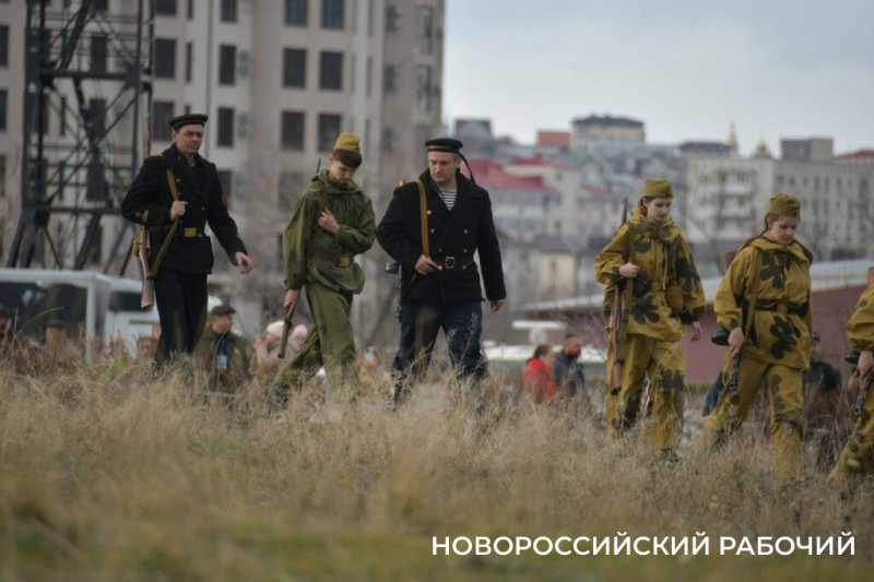 В Новороссийске во время акции «Белые чайки» прошла реконструкция событий Великой Отечественной войны