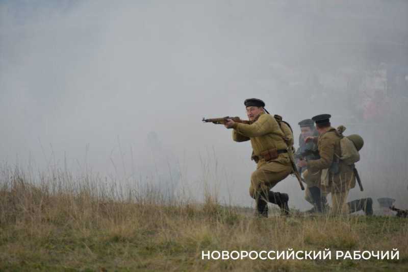 В Новороссийске во время акции «Белые чайки» прошла реконструкция событий Великой Отечественной войны