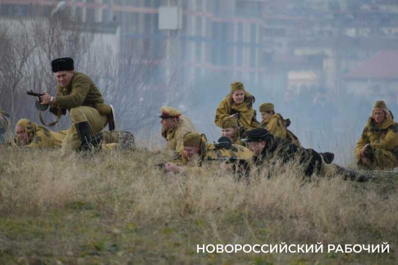 В Новороссийске во время акции «Белые чайки» прошла реконструкция событий Великой Отечественной войны