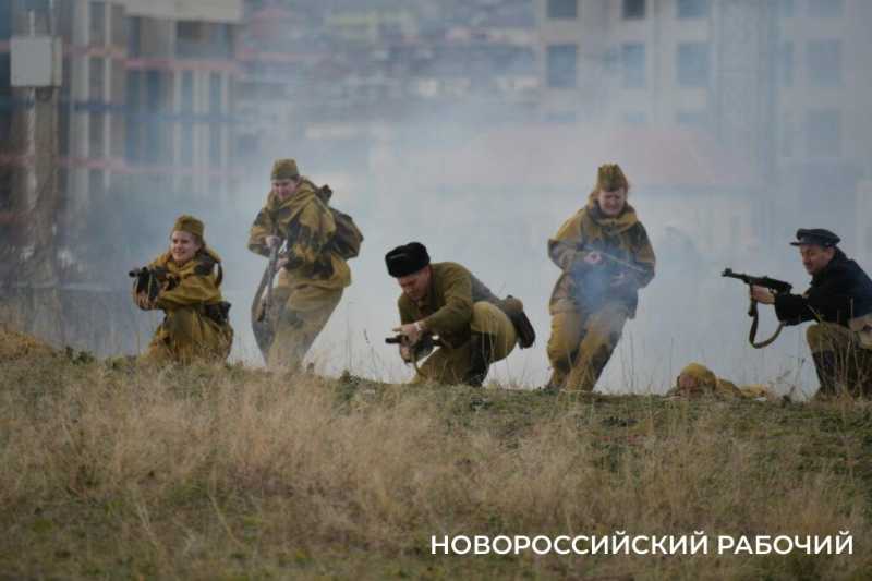 В Новороссийске во время акции «Белые чайки» прошла реконструкция событий Великой Отечественной войны
