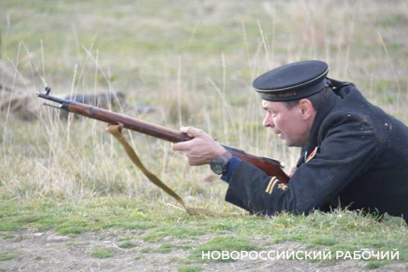 В Новороссийске во время акции «Белые чайки» прошла реконструкция событий Великой Отечественной войны