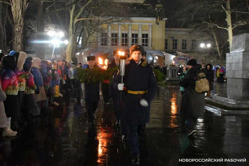 В Новороссийске во время памятных мероприятий эвакуируют машины