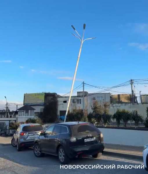 В Новороссийске затонул катер, переворачиваются автомобили и качаются столбы