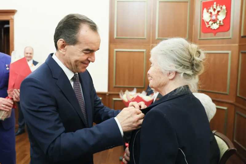 Владимир Устинов и Вениамин Кондратьев вручили ветеранам медали «80 лет Победы в Великой Отечественной войне»