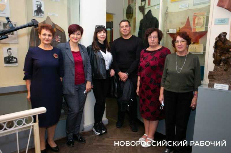 Внучка Цезаря Куникова передала Новороссийску 15 фронтовых писем легендарного деда