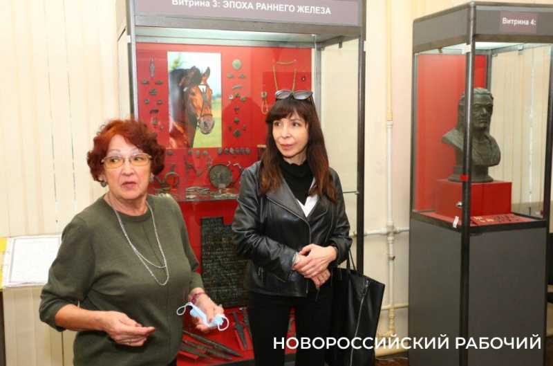 Внучка Цезаря Куникова передала Новороссийску 15 фронтовых писем легендарного деда