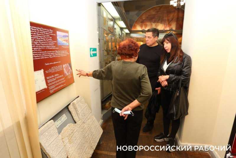 Внучка Цезаря Куникова передала Новороссийску 15 фронтовых писем легендарного деда