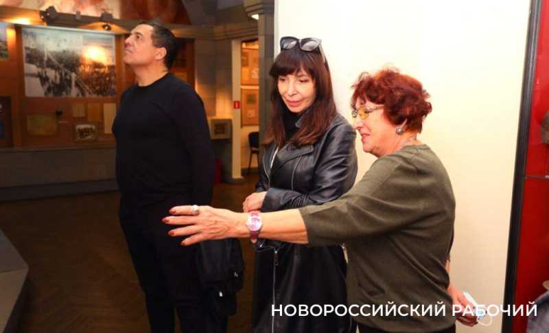 Внучка Цезаря Куникова передала Новороссийску 15 фронтовых писем легендарного деда