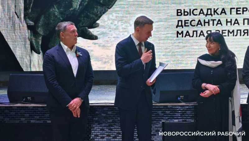 Внучка Цезаря Куникова передала Новороссийску 15 фронтовых писем легендарного деда