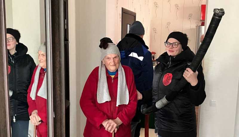 Волонтеры штаба «МыВместе» Приморского района помогают ветеранам и социально незащищенным гражданам во время непогоды