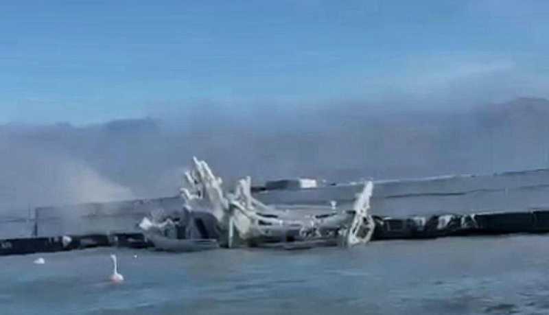 Затонувшее в акватории порта Новороссийск маломерное судно оградят бонами, чтобы предотвратить возможное загрязнение нефтепродуктами